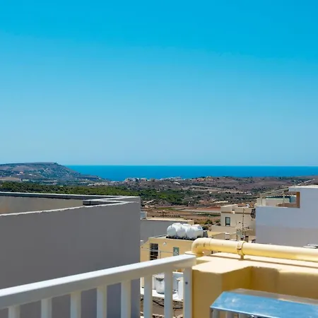 Summer Breeze With Terrace With Panoramic Views - By Getawaysmalta